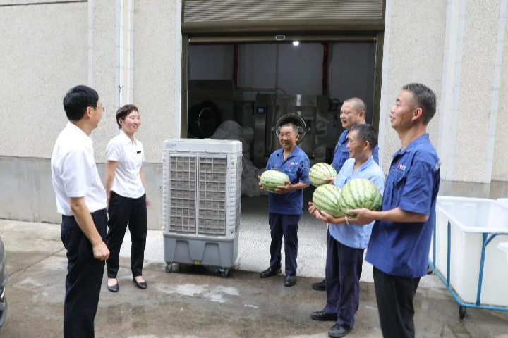 炎炎夏日送清凉，浓浓关怀沁人心