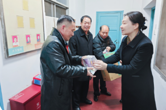 除夕夜暖意浓 韶山宾馆领导亲切慰问坚守岗位一线员工