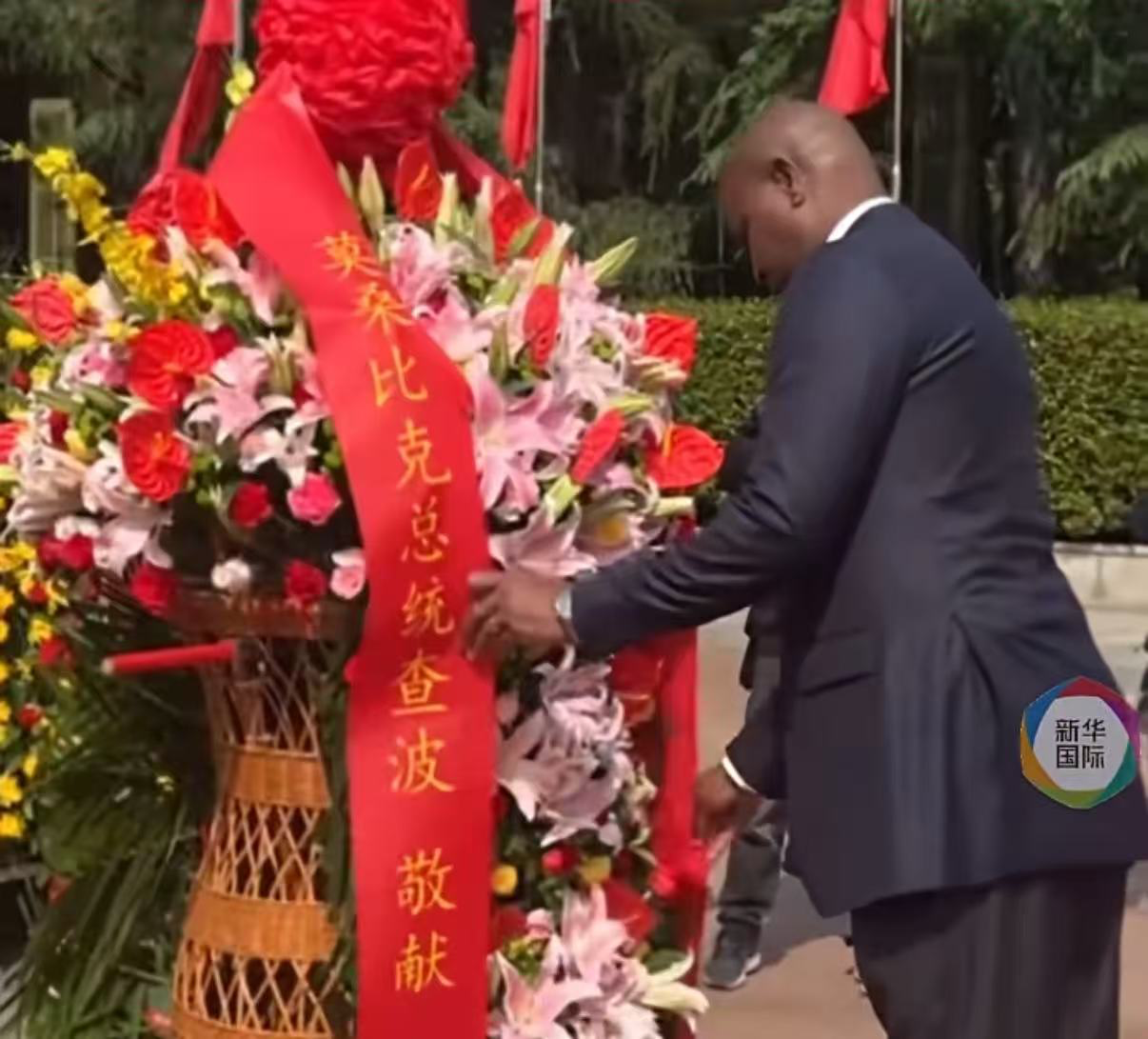 莫桑比克总统到访湖南韶山 向毛泽东同志铜像敬献花篮