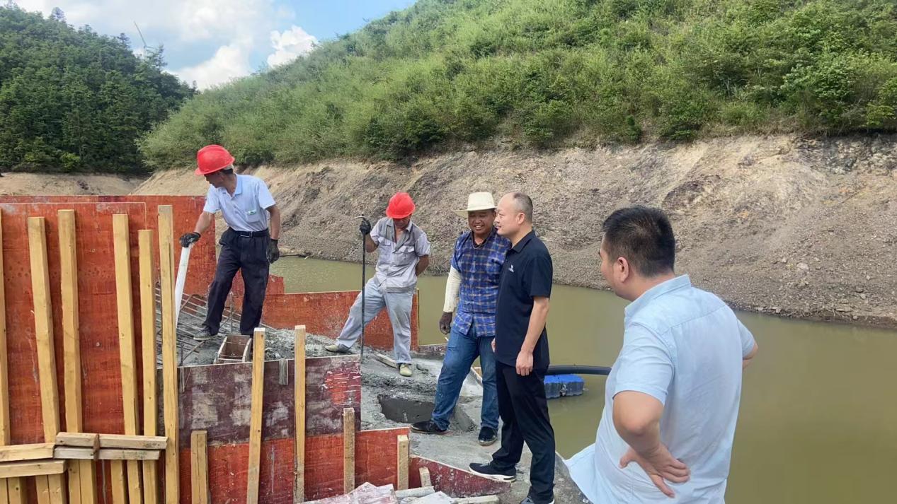 镇南乡人大:人大代表心系群众用水难题图片1.jpg 镇南乡人大:人大代表心系群众用水难题图片1.jpg