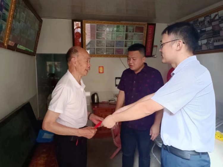 临武汾市镇人大:人大代表送温暖,困难党员得帮扶.jpg 临武汾市镇人大:人大代表送温暖,困难党员得帮扶.jpg