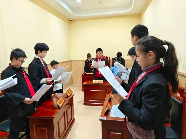 扬州人大：普法宣传“搭上”立法直通车 真实法规“融入”模拟法庭图片1.png