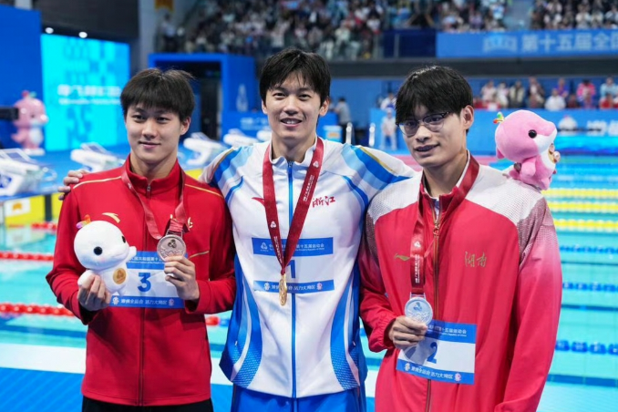 湖南涟钢游泳队黄志伟压哨晋级 400米个人混泳决赛摘银