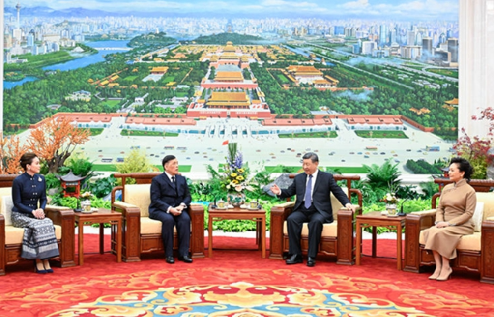 习近平会见泰国国王哇集拉隆功