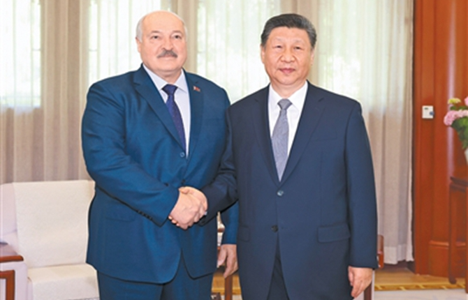 习近平会见白俄罗斯总统卢卡申科