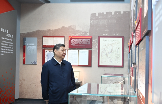 习近平在山西阳泉市向抗战烈士敬献花篮并参观百团大战纪念馆