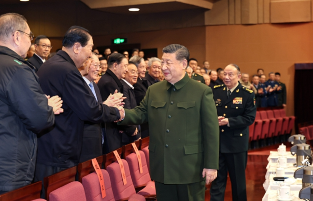 中央军委举行慰问驻京部队老干部迎新春文艺演出 <br>习近平向全军老同志祝贺新春
