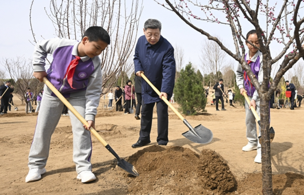 习近平在参加首都义务植树活动时强调 为山川大地增添锦绣<br> 让中国式现代化底色更加亮丽