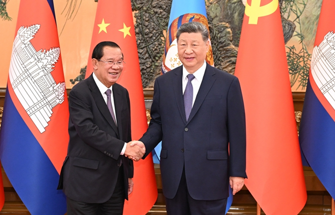 习近平会见柬埔寨人民党主席、参议院主席洪森