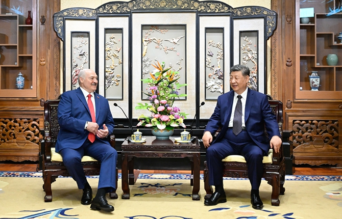 习近平会见白俄罗斯总统卢卡申科