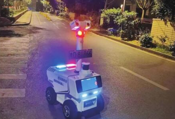 长沙一小区配备巡逻机器人 发现遛狗不牵绳还能喊话提醒