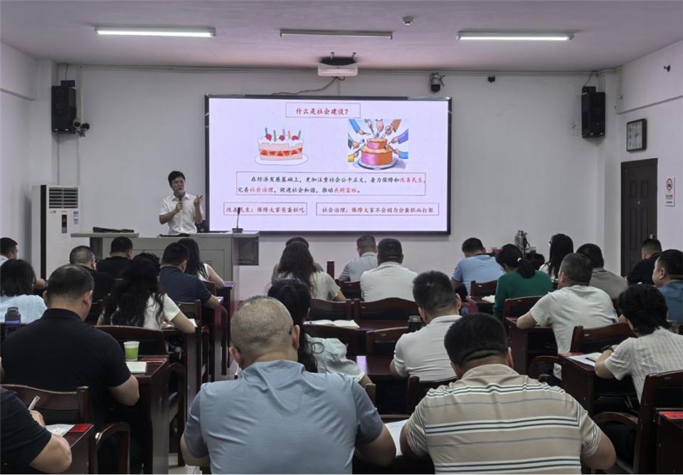 课堂上，学员专心投入学习.jpg