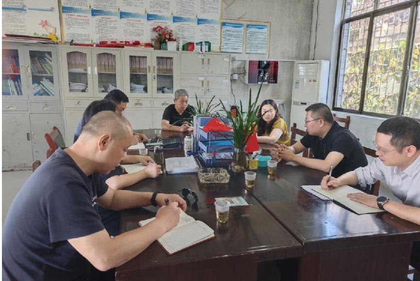 调研小组在赫山区岳家桥镇芙蓉幼儿园现场座谈.jpg