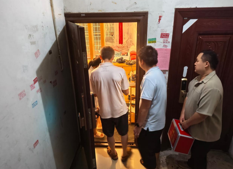 中青班学员下沉湘泉花园小区,入户开展物业续聘民意征集工作.png