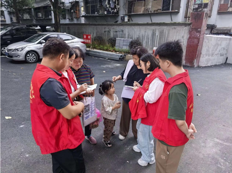 中青班学员前往配件厂小区开展走访,收集治理建议。.png