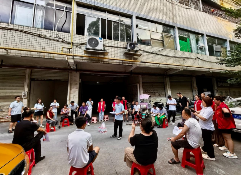 中青班学员在环城花园小区召开院坝会,听民声解民忧。.png