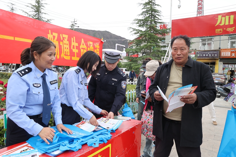 加查县组织开展“六月综治宣传周”宣传活动1.jpg