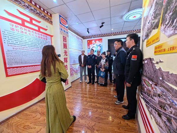 3洛扎县开展民族团结进步宣传月活动 (2).jpg