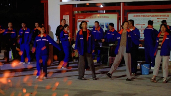 2贡嘎县开展铸牢中华民族共同体意识暨“月映团圆夜 共赏中秋情”联谊音乐会 (3).jpg