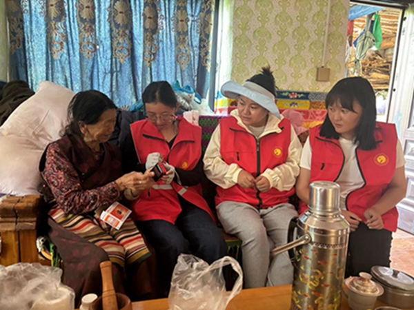 图为驻村工作队为村民讲解收音机用法.jpg