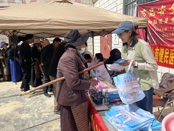 图为市监局工作人员发放宣传册_副本.jpg