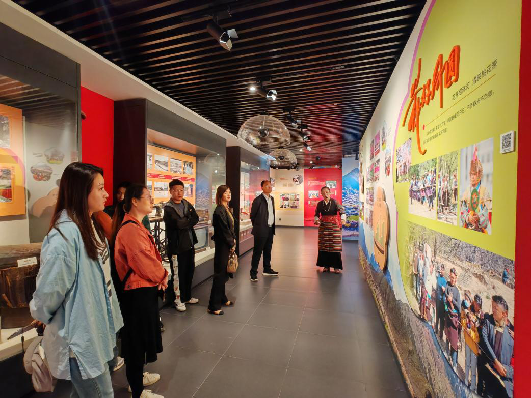 图为山南市直机关工委组织干部前往林芝市开展“沿着习近平总书记视察西藏足迹悟思想话团结”活动.png