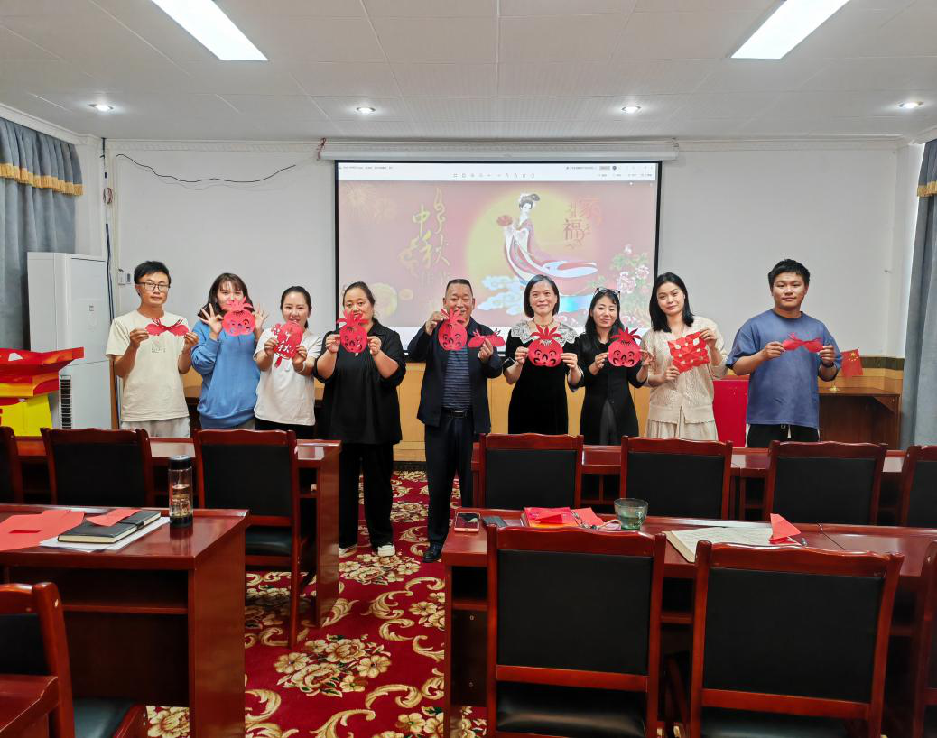 图为山南市直机关工委组织党员干部开展巧手剪纸迎中秋活动。.png