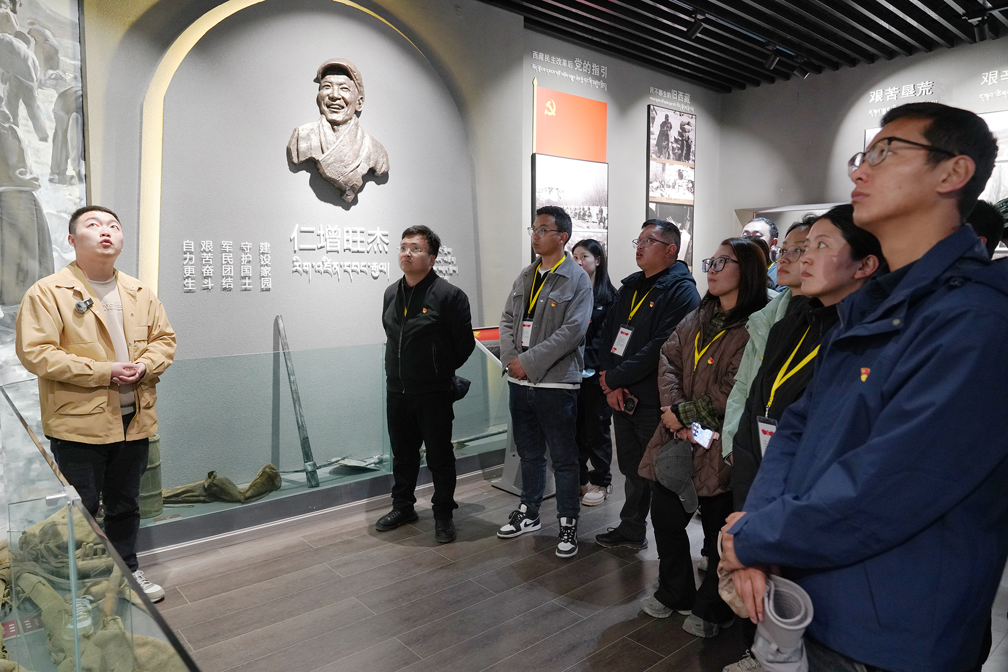 图4为学员们在隆子县列麦事迹纪念馆参观学习。.jpg