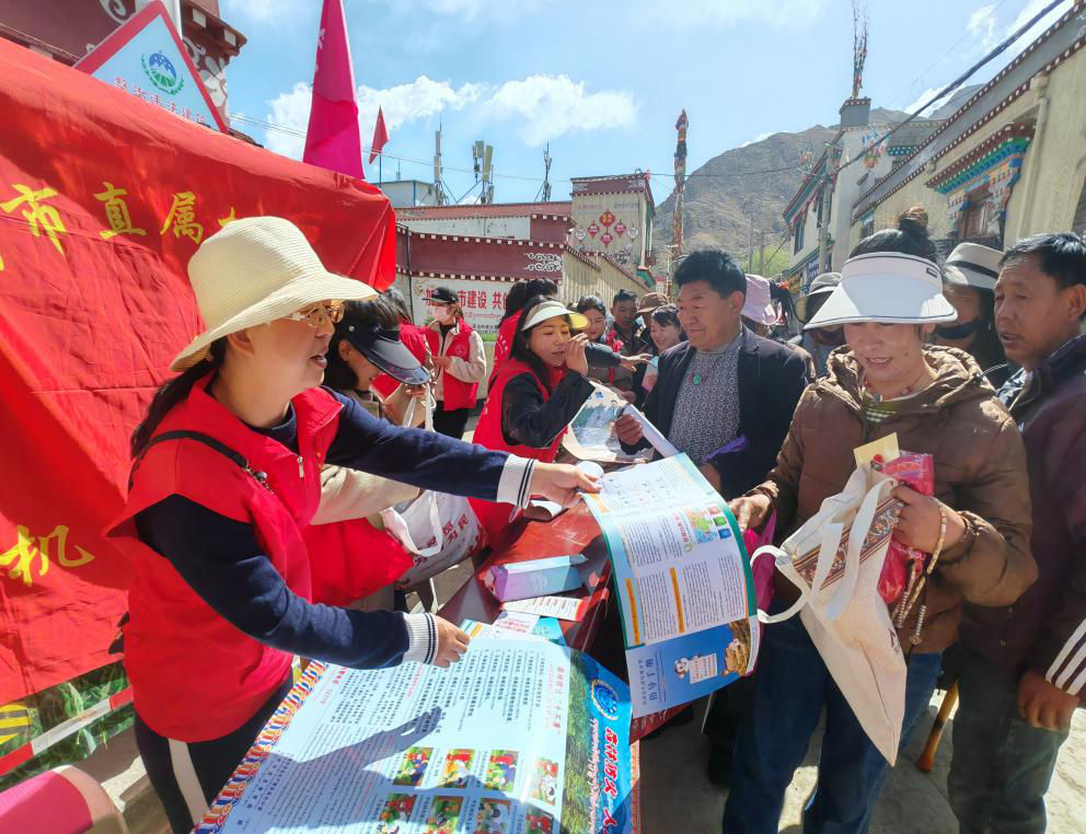 图为山南市直机关工委组织干部前往泽当社区开展民族团结宣传活动。.png