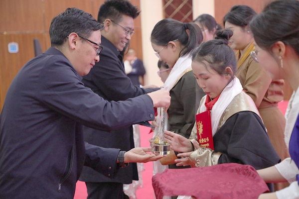 图为嘉宾为选手颁奖.JPG