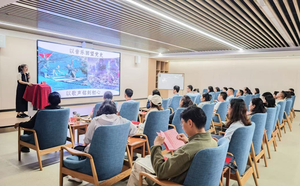 图为学员在认真上课。.jpg