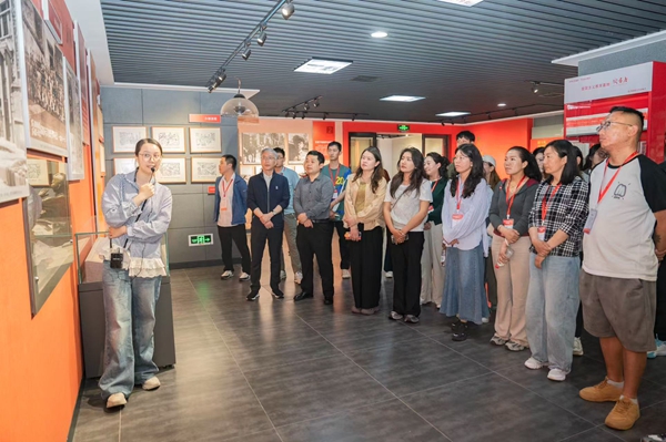 图为学员在湖南日报考察学习。.jpg