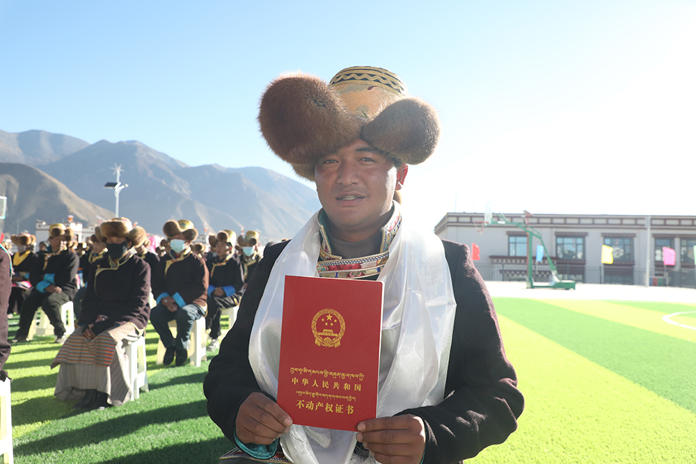 图为村民手持证书 (2).JPG