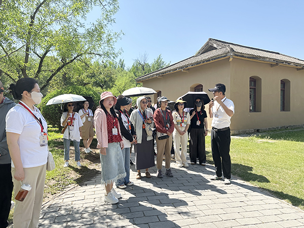 学员在枣园革命旧址参观学习.jpg