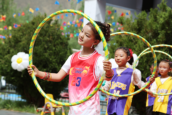 图为孩子们正在表演机械操《呼啦圈》.JPG