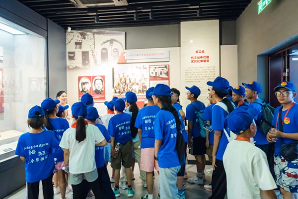 图为参观博物馆.jpg
