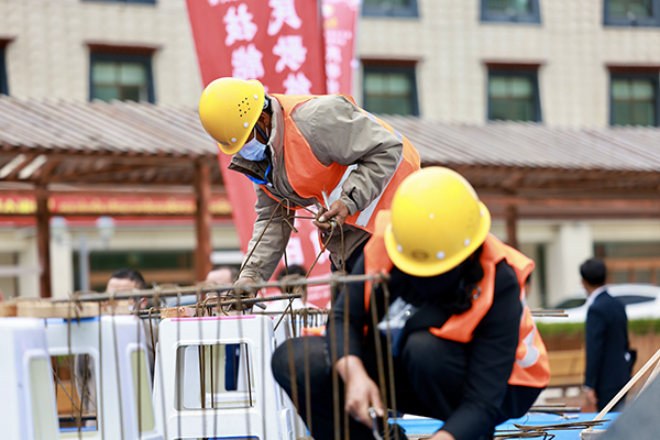 图为钢筋工技能大赛选手们正在参赛.jpg