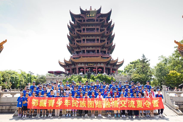 图为参观黄鹤楼.jpg