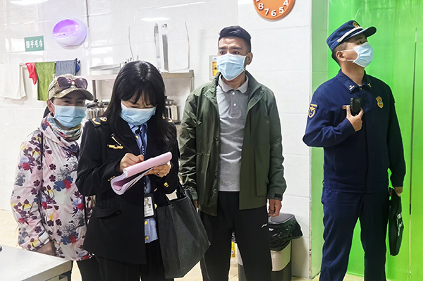 图为检查人员全市学校食堂开展秋季校园食品安全专项督导检查。.jpg