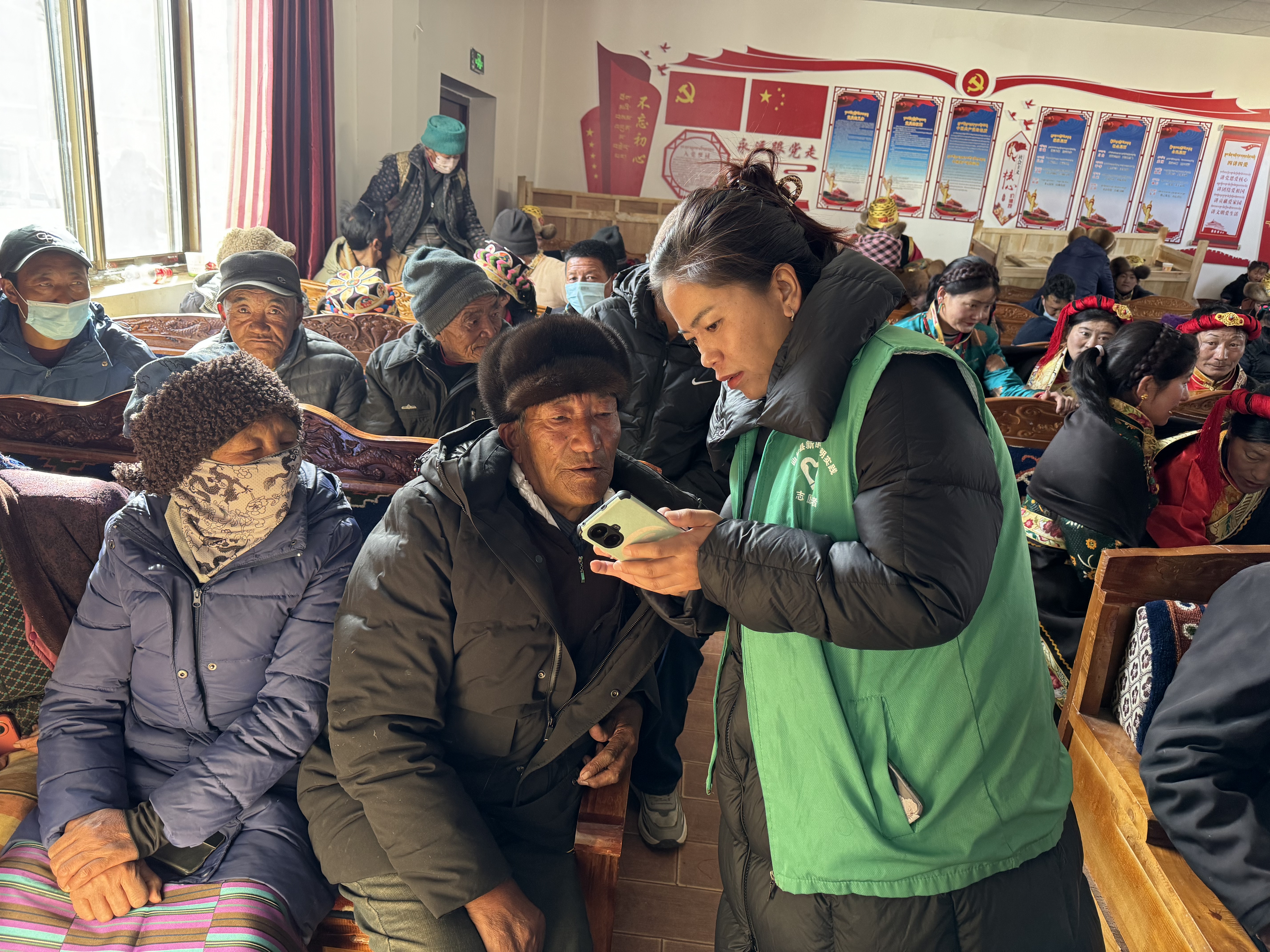 “文明实践+积分兑换”。志愿者向群众解读“文明实践”积分兑换小程序操作程序.jpg