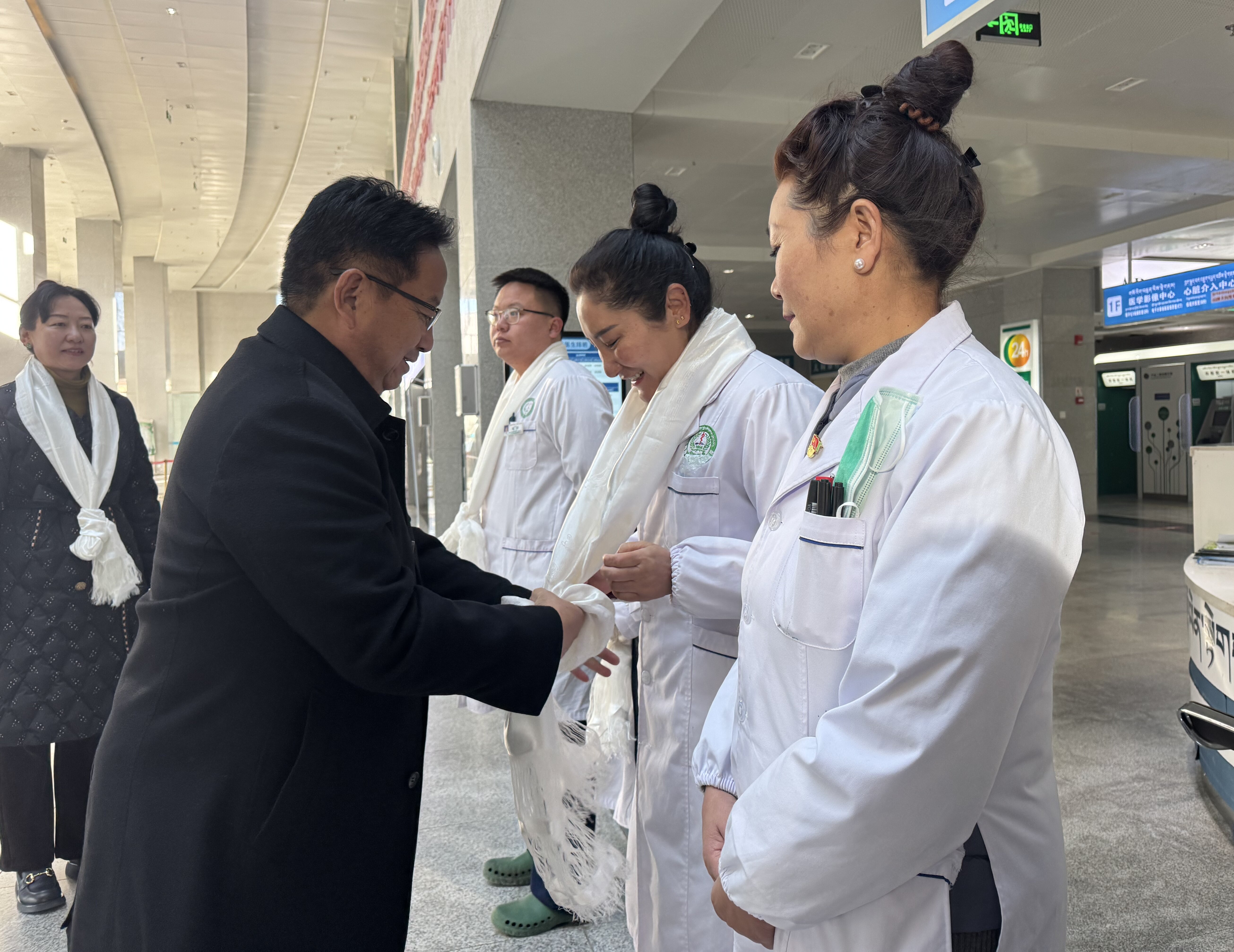 尼玛旦增赴市人民医院看望慰问值班人员.jpg
