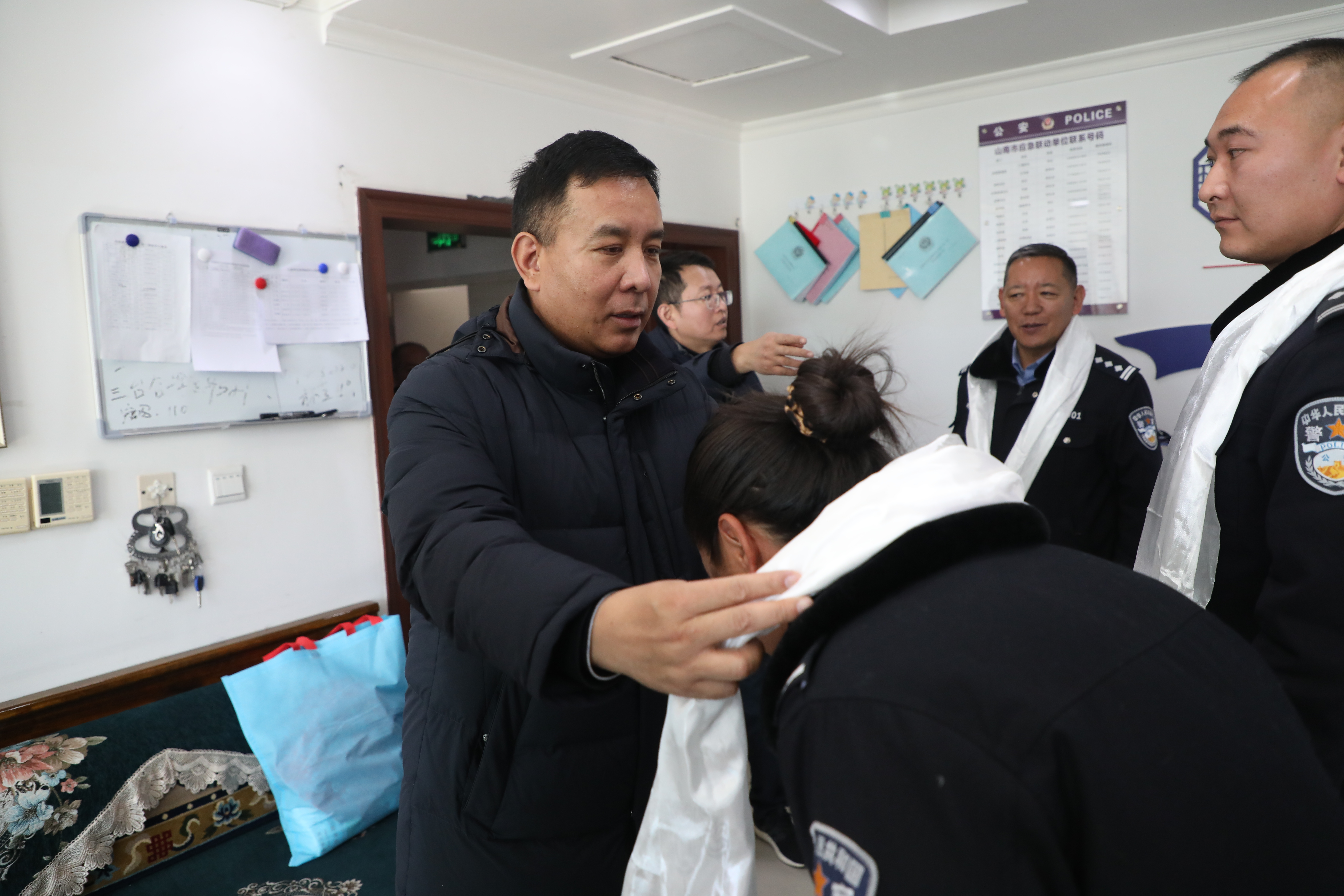 图为桑珠次仁看望慰问值班民警.JPG