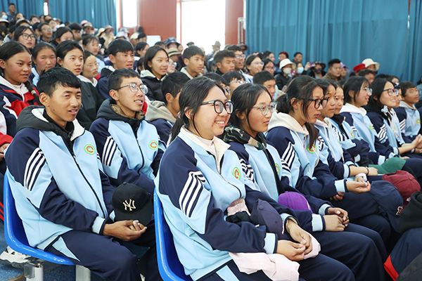 图为余鑫萍（前排一）同学及她的同学正在认真听讲.JPG