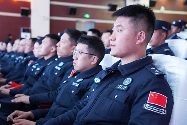 图为民警认真观看节目.png