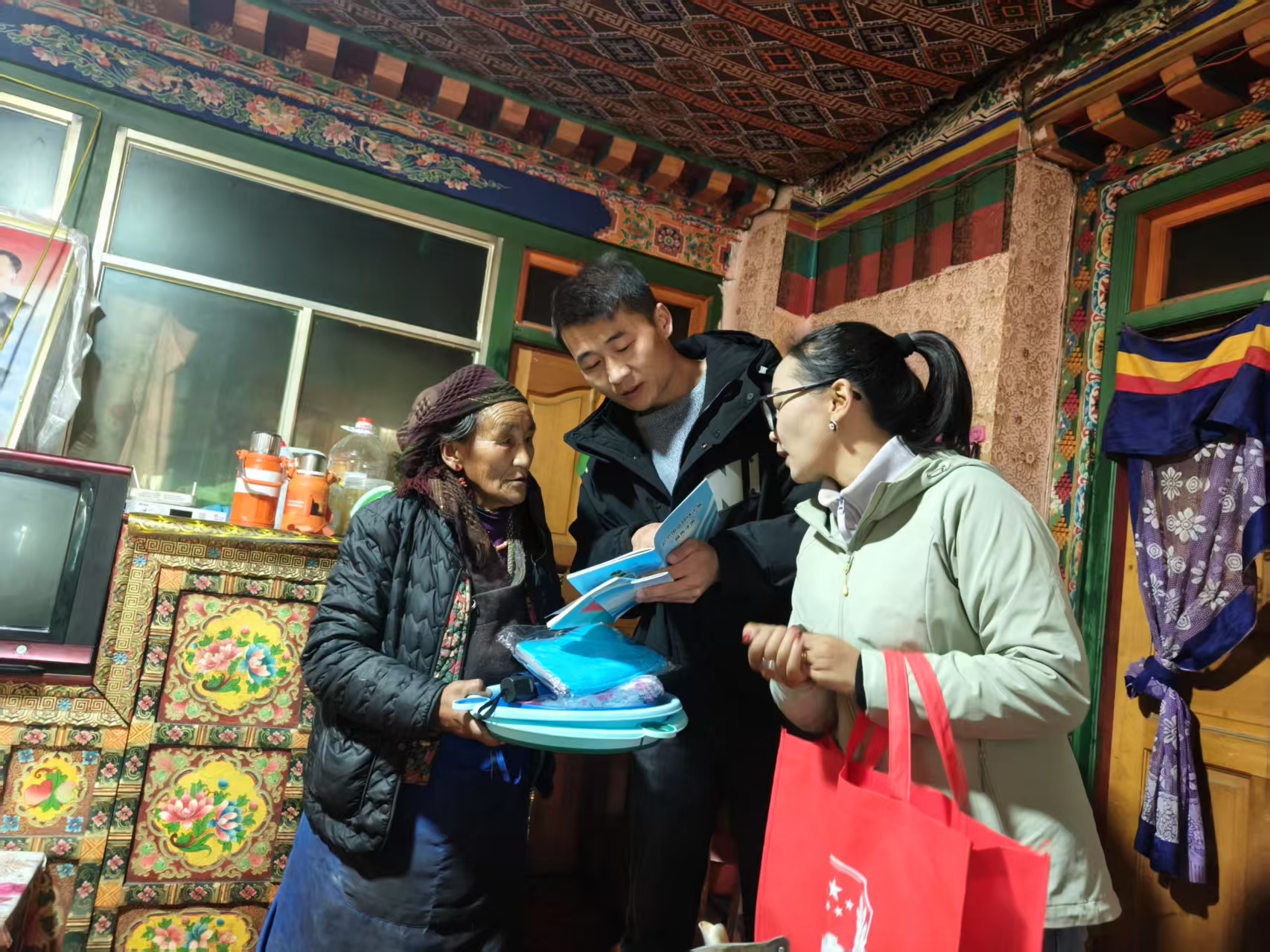 哲古司法所为当地群众普法。 (1).jpg