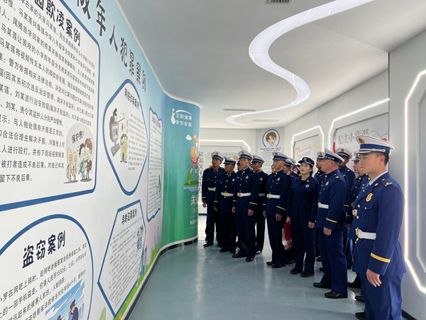 图为前往区检察院进行参观见学.jpg