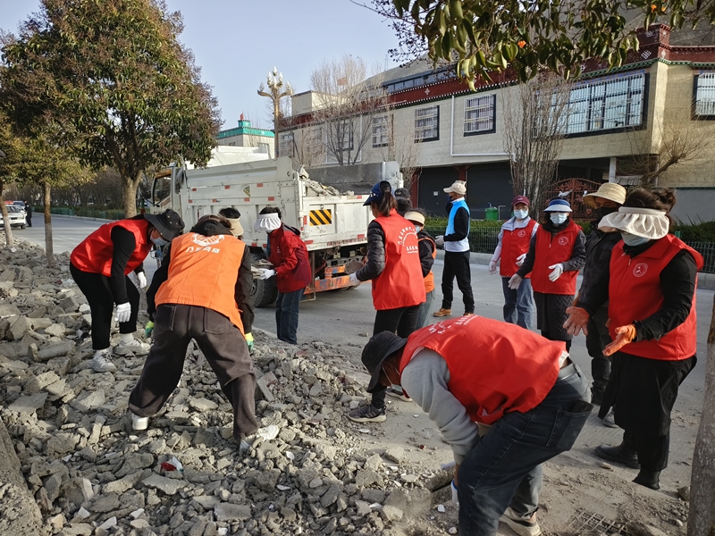 图为共建单位开展卫生打扫活动。.jpg