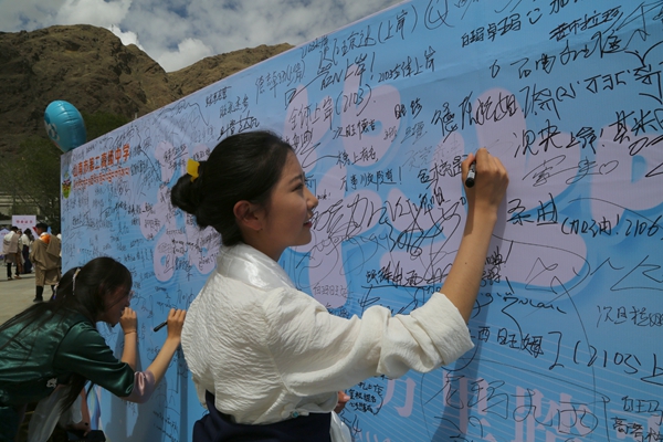 图为毕业生签名.JPG