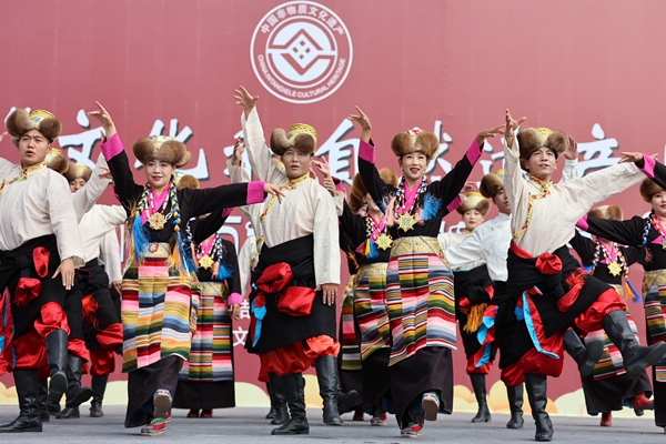 图为琼结县艺术团演员正在表演谐钦.JPG