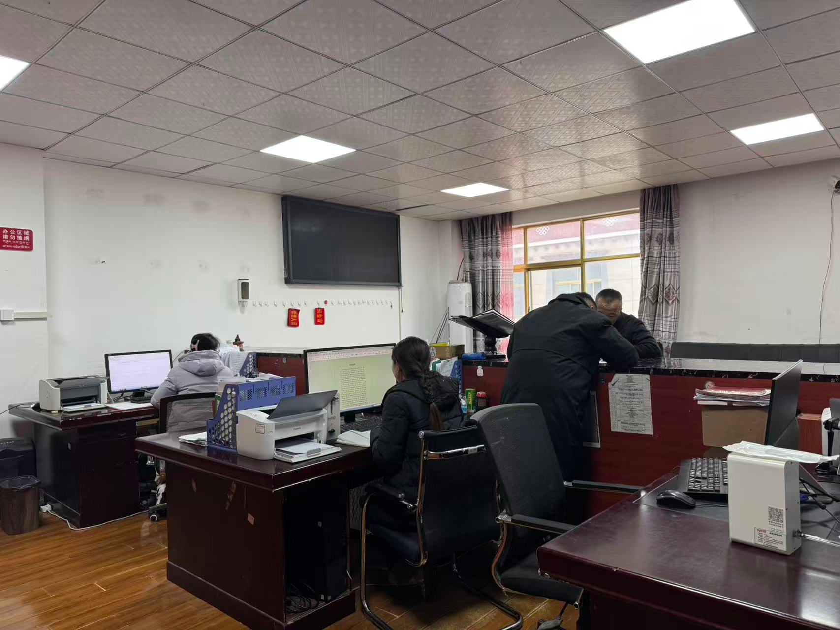 已经安装好供氧设备的干部职工办公室.jpg 已经安装好供氧设备的干部职工办公室.jpg